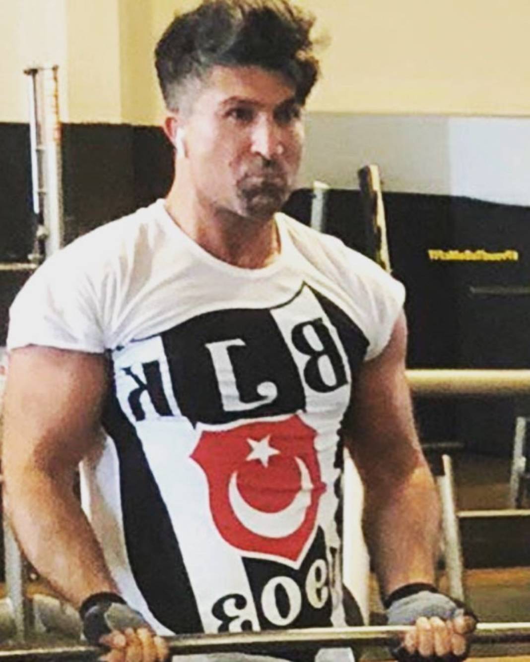 Lotodan kazandığı parayı takipçilerine dağıtıyor! Milyoner Kürşat Yıldırım'dan şaşırtan karar! 12